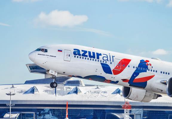 Самолет авиакомпании AZUR air